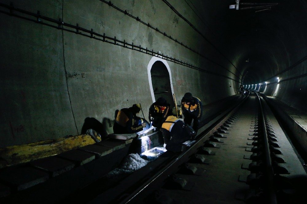 襄城铁路运营隧道病害现状